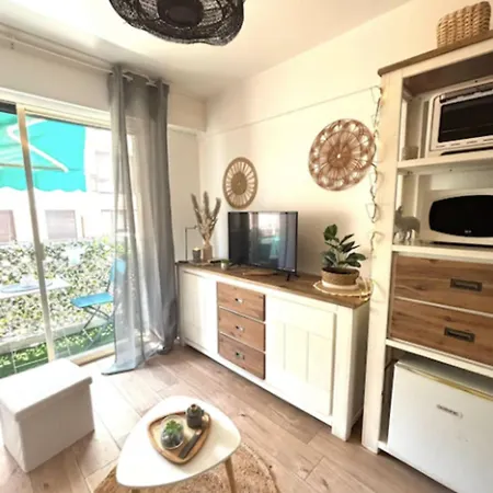 Charming For Two With Balcony In * Αντίμπ